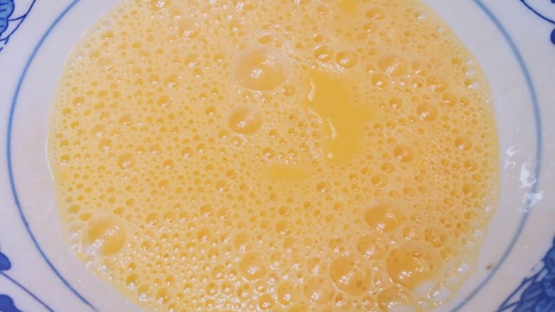 嫩滑玉米粒米汤蒸蛋,打散至起泡