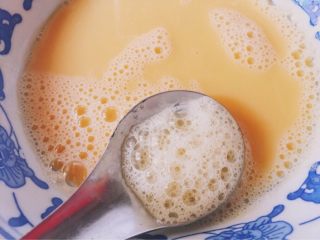 嫩滑玉米粒米汤蒸蛋,去掉表面的小泡泡
