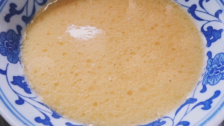 嫩滑玉米粒米汤蒸蛋,轻轻搅拌至猪油融化
