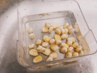 嫩滑玉米粒米汤蒸蛋,玉米粒洗净
