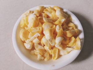 嫩滑玉米粒米汤蒸蛋,切碎一点，切碎后玉米的清甜会融入到蛋液里且容易熟