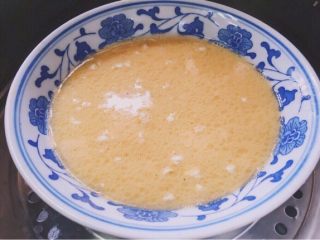 嫩滑玉米粒米汤蒸蛋,搅拌均匀后放入蒸锅上 盖上盖子中火十五分钟左右