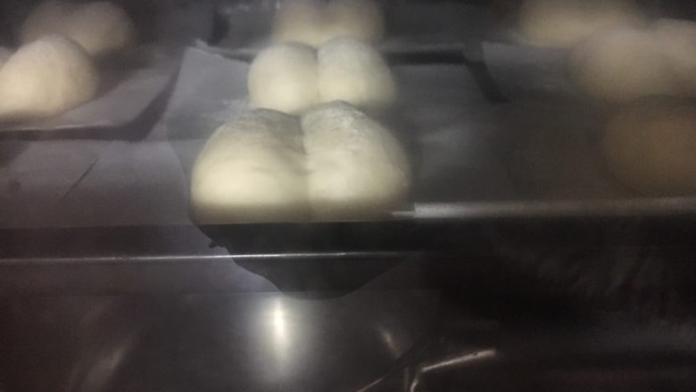 海蒂白面包（白屁股面包）,放温暖处进行二次发酵，我是放在烤箱里并放置一锅开水发了40分钟左右