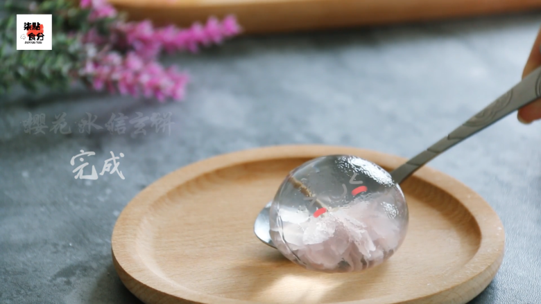 秒速五厘米的——樱花水信玄饼,樱花水信玄饼是日本的一种传统小吃，是用糯米粉做成软年糕后沾上黄豆粉吃的，樱花也可以替换成自己喜欢的水果，强烈推荐草莓哦~