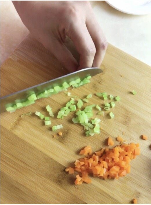 蔬菜鸡蛋沙拉,胡萝卜和芹菜都切碎。
