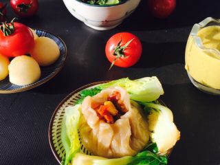 自制烧卖,这是今天的早餐。还有苹果球，南瓜米糊，炒蔬菜，小番茄。