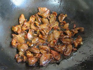 香辣豆角爆鸡胗,热锅注入油烧制7分热，倒入鸡胗爆炒