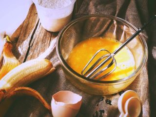 详细讲解 奶油水果可丽饼,鸡蛋放入碗中打散