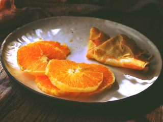 详细讲解 奶油水果可丽饼,将橙子片与可丽饼放入盘中