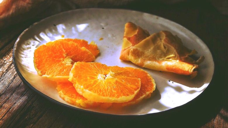 详细讲解 奶油水果可丽饼,将橙子片与可丽饼放入盘中