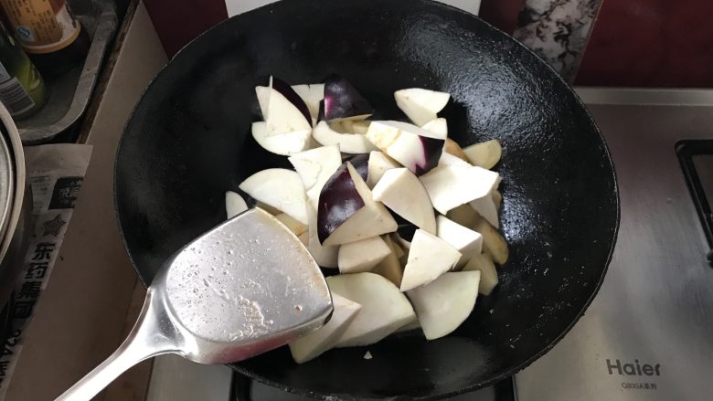 炖鱼头,土豆和茄子下油锅煸炒一下