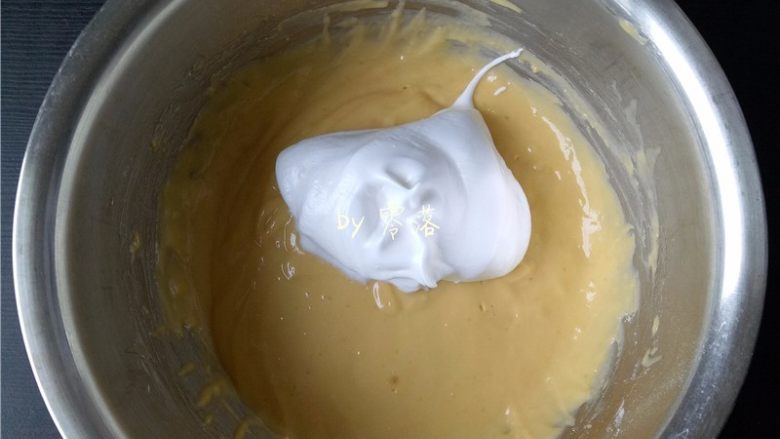 酸奶小蛋糕,取适量蛋白霜，放入蛋黄盆；
