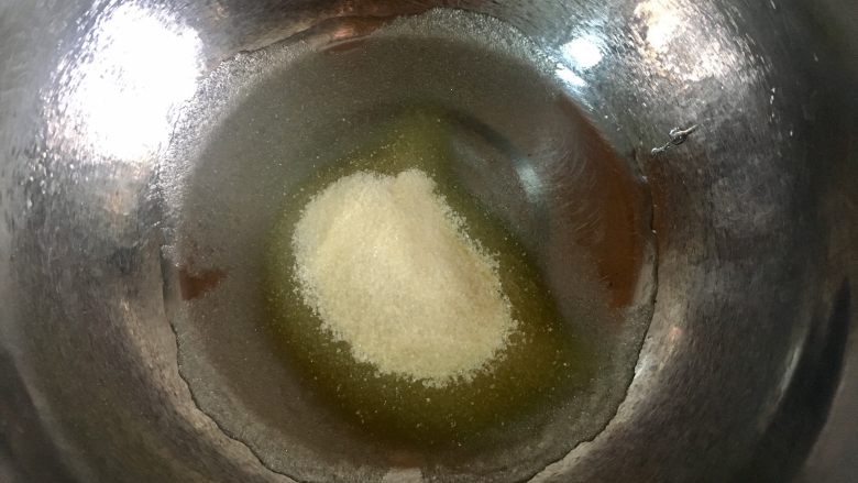 夏日烈焰   覆盆子慕斯杯,冷藏的差不多的时候开始做果冻层，水里加入吉利丁粉，把吉利丁粉泡透。