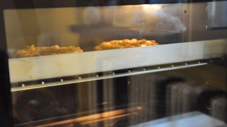 巴黎车轮泡芙,烤箱预热，上下火180度，中层烤35分钟左右。