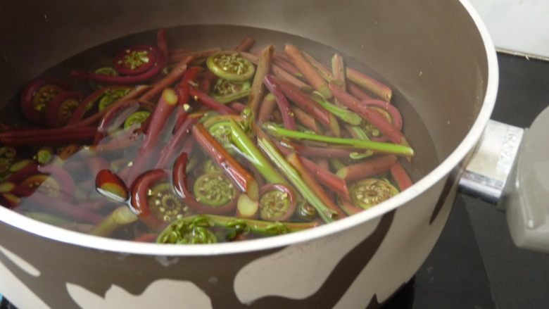 虾干炒蕨菜,烧沸一锅水，下蕨菜煮3分钟左右，捞起