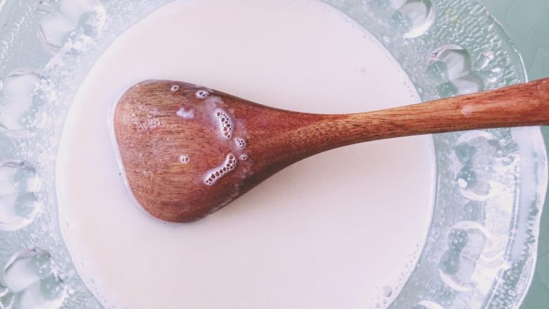 【网上厨房独家】抹茶巴巴洛瓦（Bavarois）,泡软的吉利丁片淋干水，加入少量的牛奶溶液，使其完全溶解