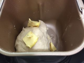 淡奶油吐司,再启动第二次揉面，这时可把黄油投进面包机内继续揉面，我总共用了2次25分钟的普通揉面程序