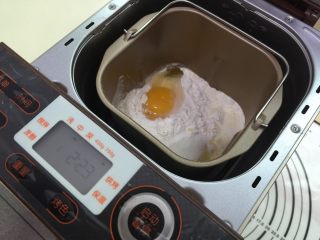 淡奶油吐司,所有材料都称好，除了黄油，其它所有的材料都投进东菱智能面包机T06S-W