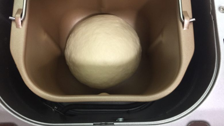 淡奶油吐司,揉圆放进面包机内进行第一次发酵
