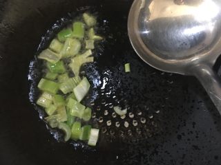 土豆豆角焖面,锅中倒入油后放入葱花