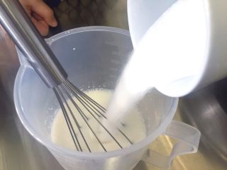 榴莲千层,细砂糖加入温牛奶中搅拌至砂糖完全融化