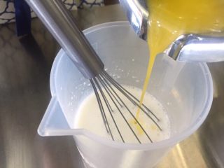 榴莲千层,隔热水融化黄油，把黄油加入牛奶中（边加边搅拌使黄油和牛奶融合）