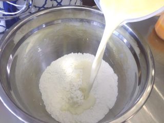 榴莲千层,均匀混合好的牛奶，黄油液体倒入低筋面粉中