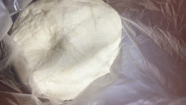 无蛋泡浆椰蓉面包,揉成一个比较光滑的面团，放在保鲜袋里，先室温发酵1小时，再冰箱冷藏发酵过夜