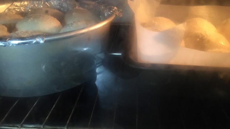 无蛋泡浆椰蓉面包,烤箱预热180度，烤约30分钟左右