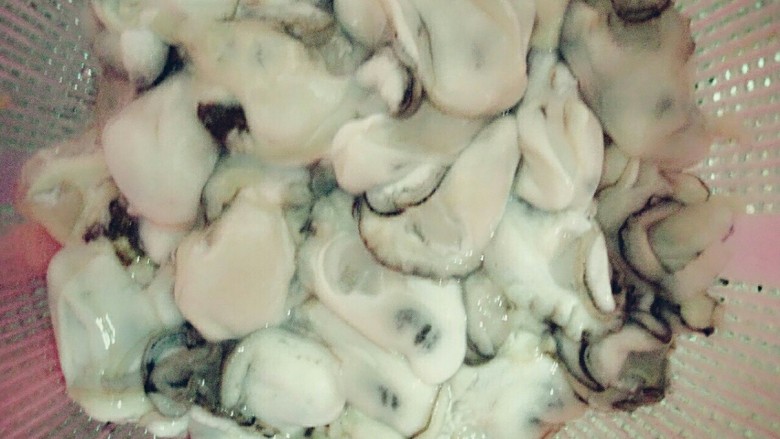 蚵仔煎,牡蛎用少许盐巴清洗干净。
