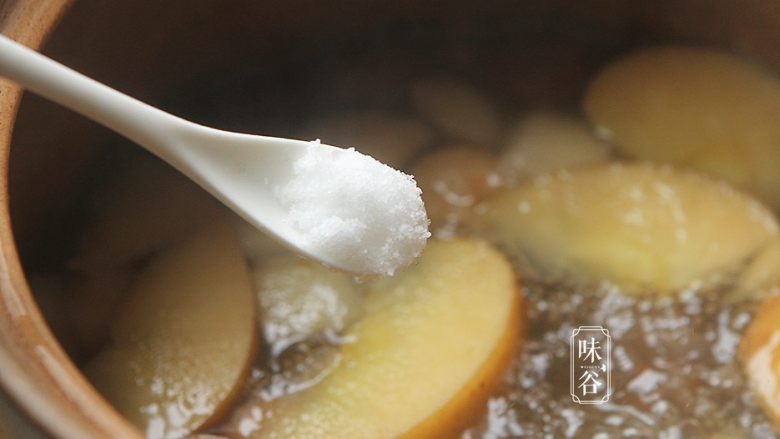 苹果梨子汤,关火前加入适量的食盐调味即可。