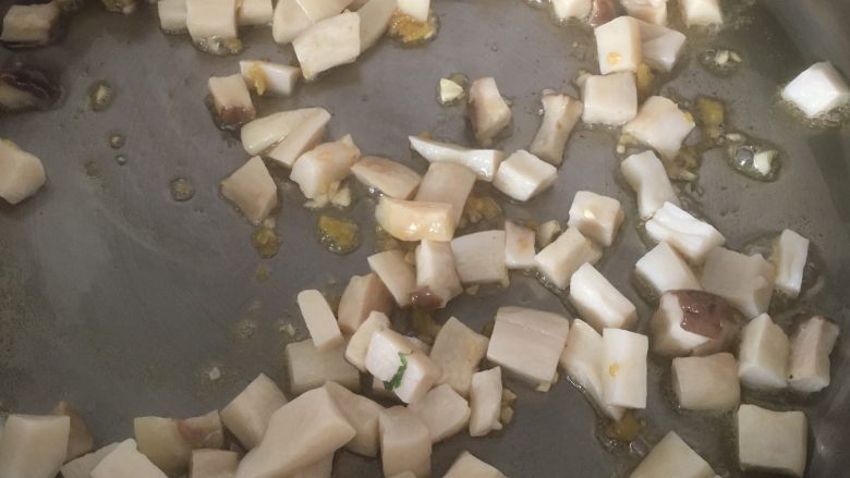 宫保杏鲍菇,把汆烫过的杏鲍菇丁放入锅中炒！
