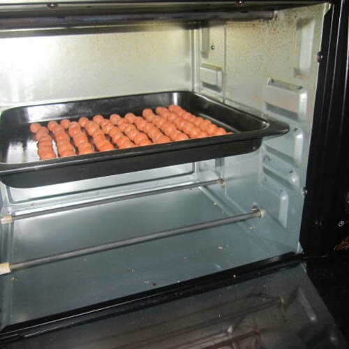 鱼皮花生,烤箱预热，放入烤箱170度上下火20分左右