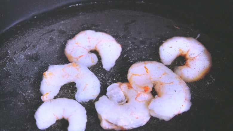 越南春卷 春天的小清新,虾仁放入水中，煮熟后捞出备用