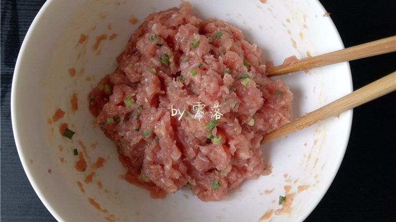 四川抄手,肉馅用筷子往一个方向搅拌至肉馅起胶；再调入葱末，再搅拌均匀；