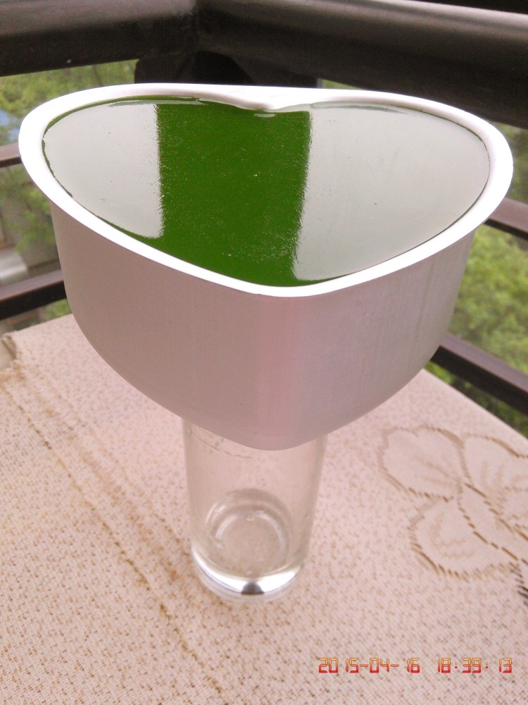 黄瓜纯酸奶慕斯,四个小时后，把模具拿出来，找一个高一点的玻璃杯放在模具下方。