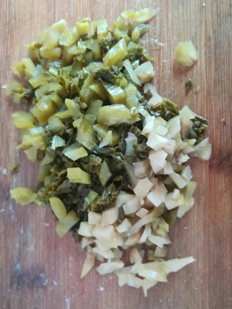 酸菜肉沫炒豌豆,酸菜切粗丁。