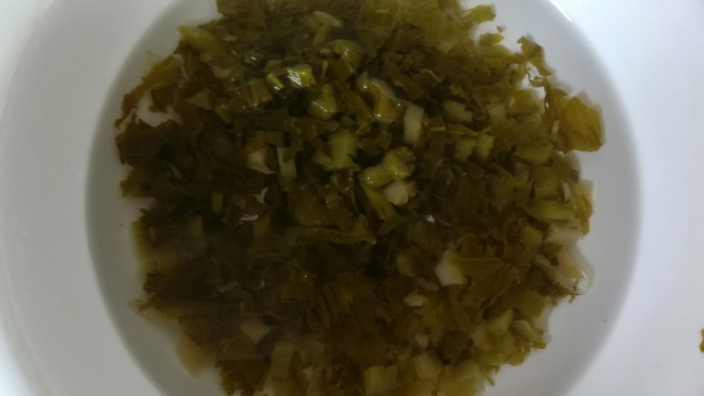 酸菜肉沫炒豌豆,这是自家泡了一年的酸菜，浸在水中半小时左右，去除多余盐分和酸度，挤干备用，