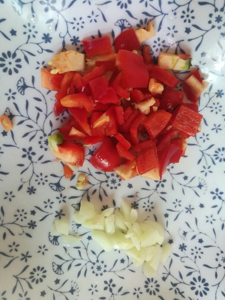 酸菜肉沫炒豌豆,切辣椒碎和蒜碎。