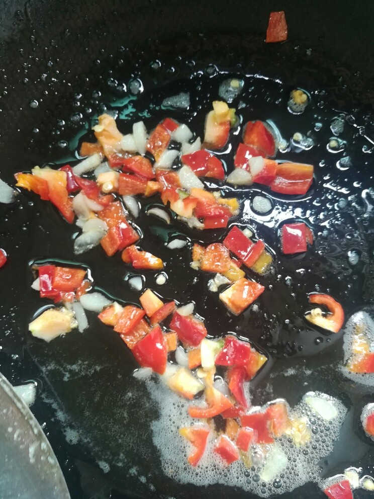 酸菜肉沫炒豌豆,下辣椒碎炒十几秒。