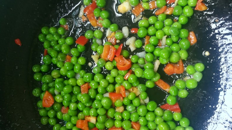 酸菜肉沫炒豌豆,倒入煮过的豌豆一起翻炒一分钟。