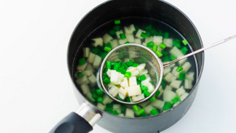 凉拌葱油藕丁,把藕丁芹菜丁用开水焯烫，焯烫至藕丁微透明，芹菜变色。