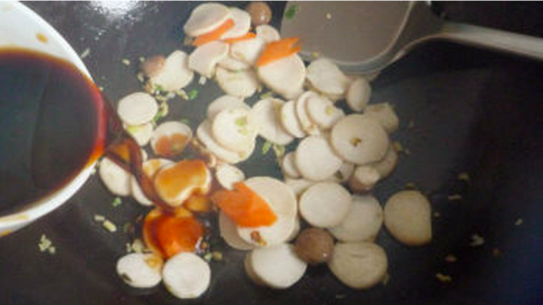 杏鲍菇扒西蓝花,翻炒至杏鲍菇变软，倒入调好的碗汁。