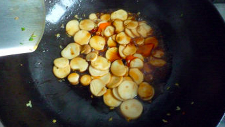杏鲍菇扒西蓝花,汤汁稍稍粘稠，剩三分之一时，关火。