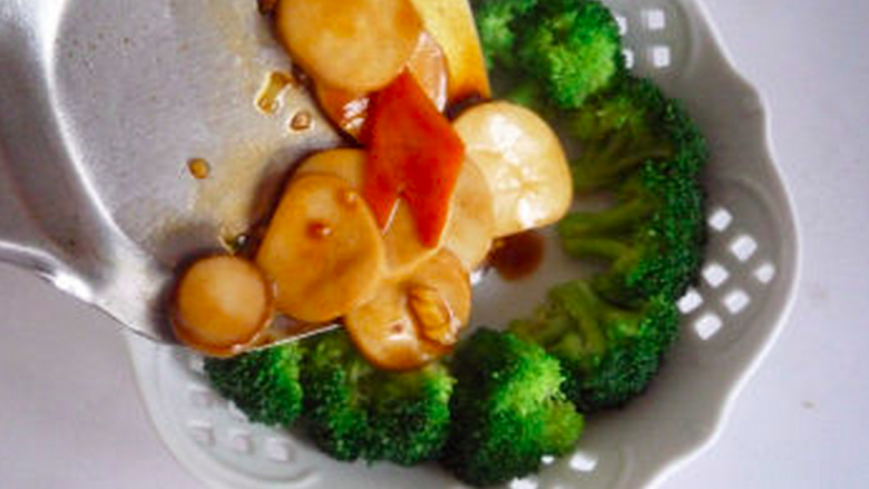 杏鲍菇扒西蓝花,炒好的杏鲍菇直接盛在码好西蓝花的盘子中即可。