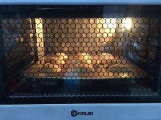 小兔子酸奶面包,事先预热烤箱上火130度下火120度10分钟，再把面包送进烤箱烘烤20分钟