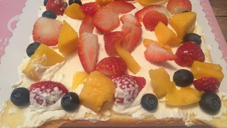 超多水果方形裸蛋糕,铺上水果，再抹少量奶油。