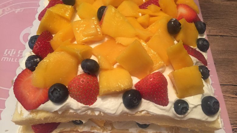 超多水果方形裸蛋糕,同前面步骤。