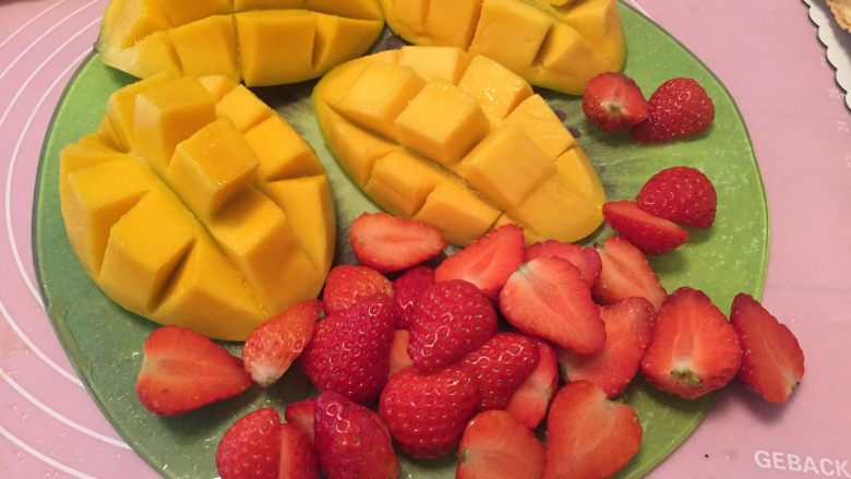 超多水果方形裸蛋糕,水果切好，洗好。