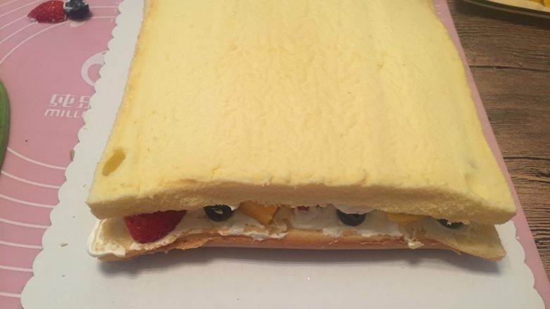 超多水果方形裸蛋糕,盖上另外一层蛋糕片。